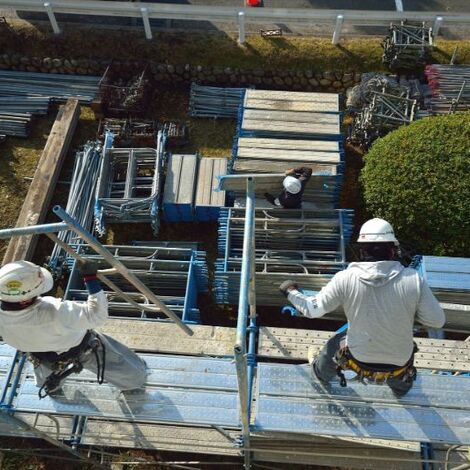 高所で足場を組む職人